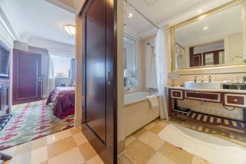 Koupelna v ubytování Ramada Yichang Hotel