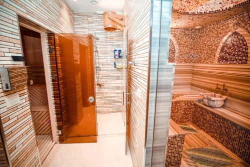 Ett badrum på Regal Inn Badamdar Hotel