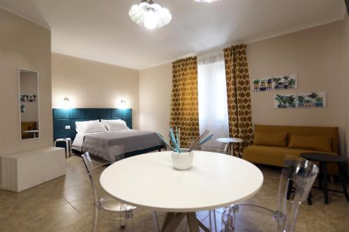 une chambre avec un lit, une table et un canapé dans l'établissement SuDaNoi, à Bari