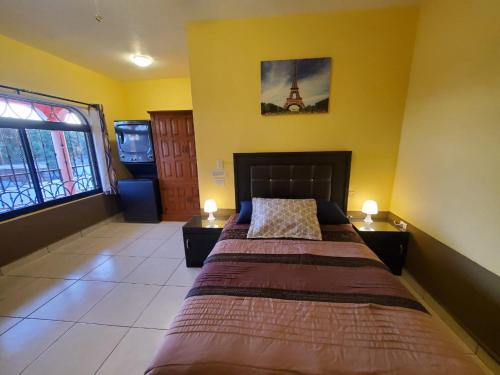 een slaapkamer met een bed en een tv in een kamer bij Hacienda Gallardos 104-4 in San Carlos