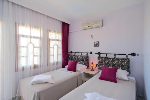 - 2 lits dans une chambre avec 2 fenêtres dans l'établissement Casablanca Hotel, à Dalyan