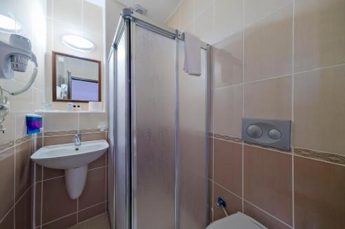 une salle de bain avec une douche, des toilettes et un lavabo dans l'établissement Casablanca Hotel, à Dalyan