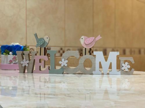a wooden sign that says garden with birds on it at Apartament B Orizont in Bacău
