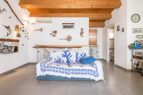 1 dormitorio con 1 cama en una habitación con peces en la pared en Casa Saliu en Carloforte