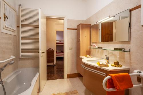 A bathroom at Orizzonti blu! In villaggio esclusivo con terrazza