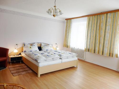 a bedroom with a bed and a window at Ferienwohnungen Strohmayerhof in Rastenfeld