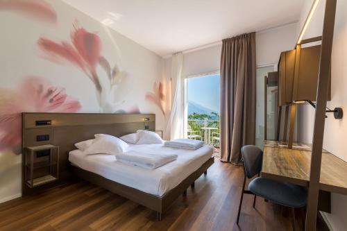 Postel nebo postele na pokoji v ubytování Hotel Baia Azzurra - Lake Front