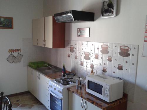 Apartment for family Mazara del Valloにあるキッチンまたは簡易キッチン