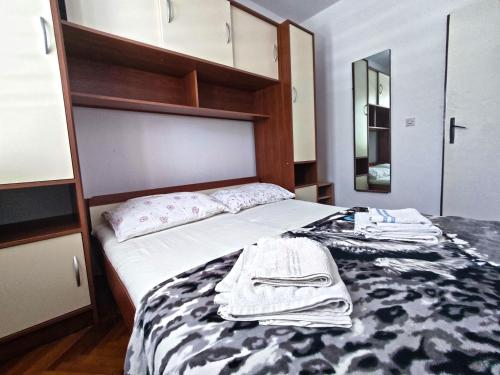 מיטה או מיטות בחדר ב-Dubrovnik Moonshine Apartment