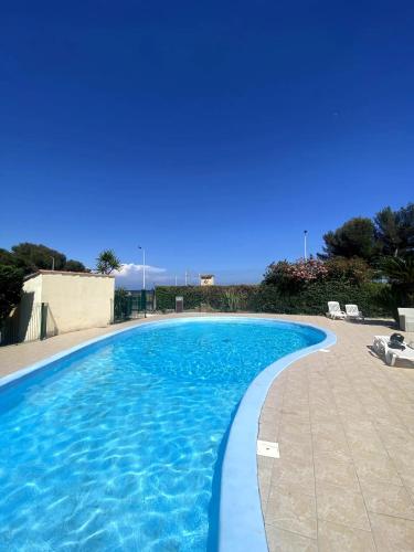 Bazén v ubytování Appartement Marineland Sea View nebo v jeho okolí