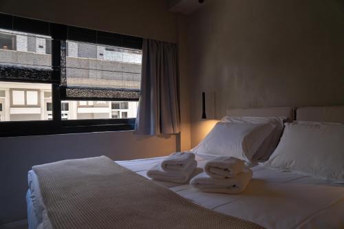 En eller flere senge i et værelse på ATHENS LUX CASA, Urban Eco Suites