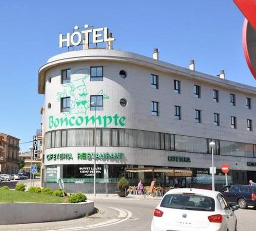 龐斯特的住宿－Hotel BONCOMPTE，前面有停车场的酒店