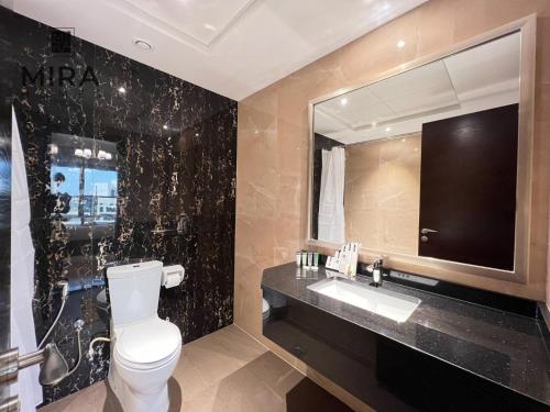 Koupelna v ubytování Mira Holiday Homes - Luxury 1 bedroom with Burj Khalifa View