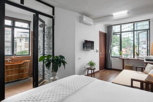 ein Schlafzimmer mit großem Bett und ein Badezimmer in der Unterkunft Entire Cosy Apartments May Homestay Hanoi in Hanoi