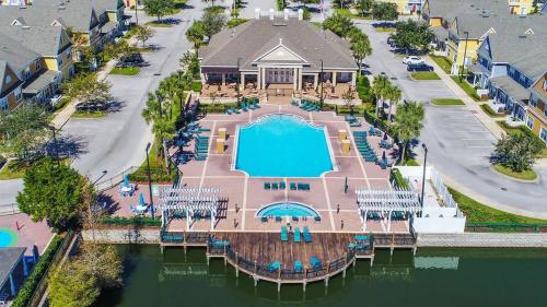 uma vista aérea de um resort com uma piscina em Villas at Seven Dwarfs Resort - Near to Disney em Kissimmee