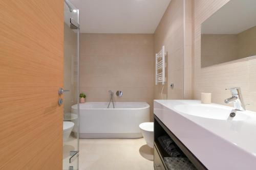 Koupelna v ubytování Marbella Luxury penthouse: indoor pool and private terrasse