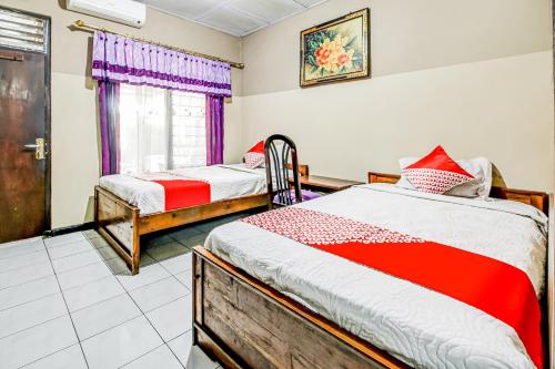 Кровать или кровати в номере OYO 91053 Desa Wisata Gilimanuk