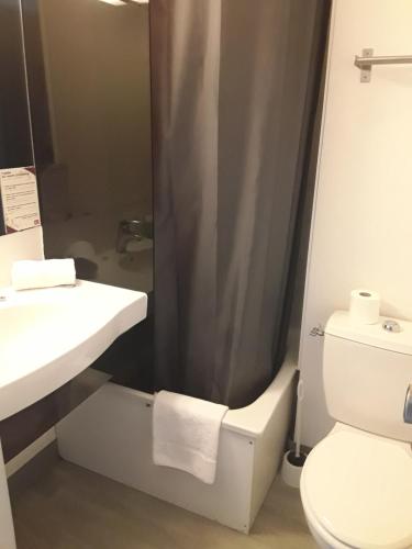 Ett badrum på Contact Hôtel ALYS Bourg en Bresse Ekinox Parc Expo
