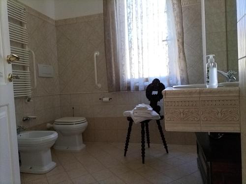 een badkamer met een toilet en een wastafel bij Casaserena in San Vincenzo