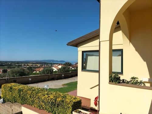 een balkon met uitzicht op een huis bij Casaserena in San Vincenzo