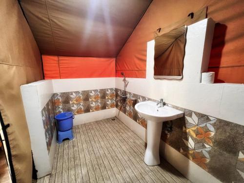North Deodar Camps في كاسول: حمام صغير مع حوض ومرآة