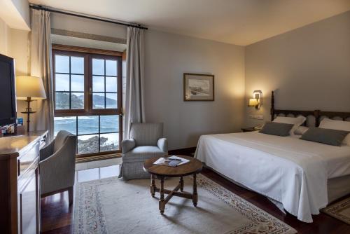 A bed or beds in a room at Parador de Baiona