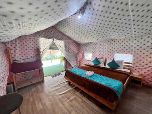 - une chambre avec un lit dans une tente dans l'établissement North Deodar Camps, à Kasol