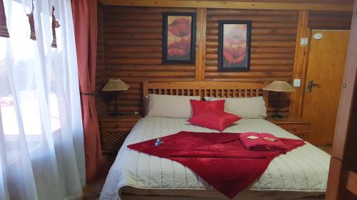 - une chambre avec un lit et une couverture rouge dans l'établissement B my Guest at Riverwood Grace, à Barkly West