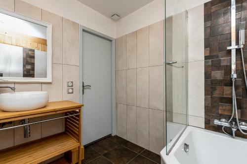 Koupelna v ubytování Santos Villa Piscine Proche Plage