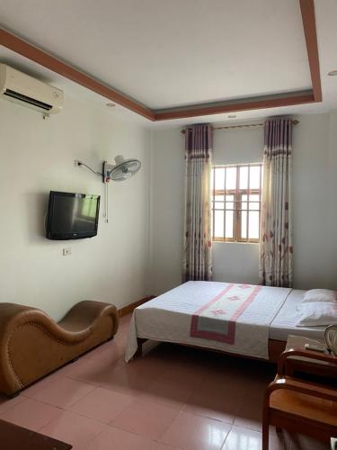En eller flere senge i et værelse på Khách Sạn Cương Thảo