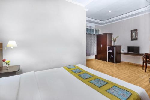 a hotel room with a bed and a living room at Dewi Sinta Hotel and Restaurant in Tanah Lot