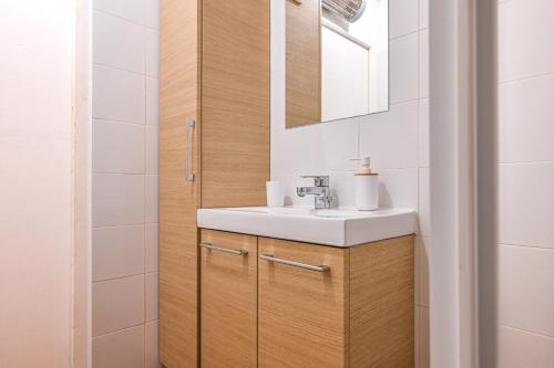 a bathroom with a sink and a mirror at Super studio climatisé in La Ciotat