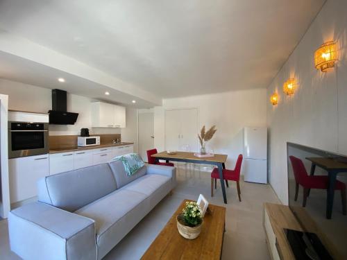 un salon avec un canapé et une table dans l'établissement Oasis Cove, maisons au bord de l'eau, plage de Sète, à Sète