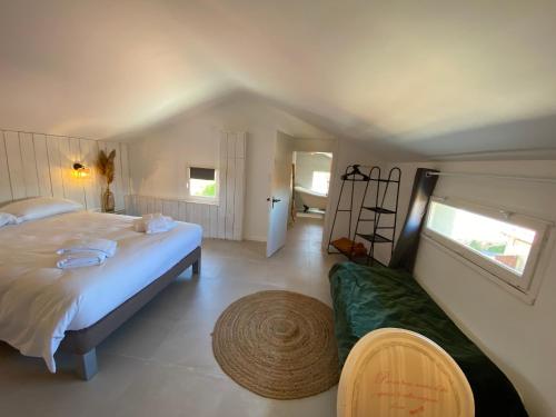 une chambre avec un grand lit et un canapé dans l'établissement Oasis Cove, maisons au bord de l'eau, plage de Sète, à Sète
