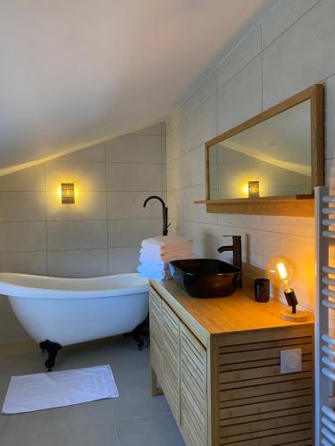 La salle de bains est pourvue d'une baignoire, d'un lavabo et d'un miroir. dans l'établissement Oasis Cove, maisons au bord de l'eau, plage de Sète, à Sète