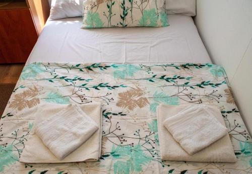 Una cama con dos almohadas encima. en Smještaj Dada en Trebinje