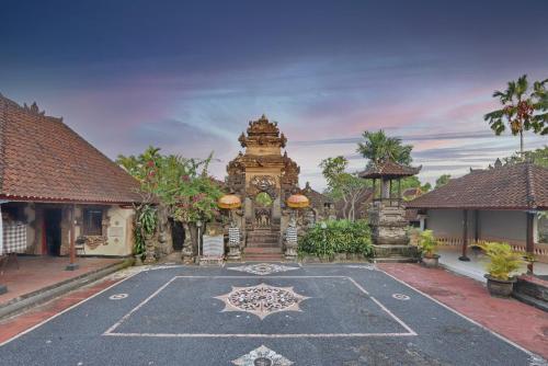 a building with a gate in a courtyard at Dewi Sinta Hotel and Restaurant in Tanah Lot