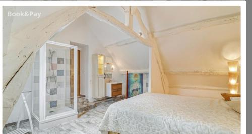 a bedroom with a white bed in a room at Harmonia maison de caractère proche PROVINS in Gouaix