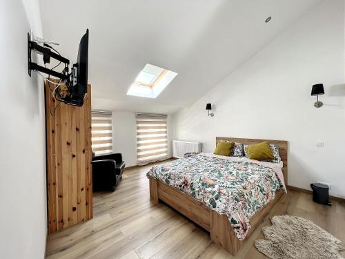 1 dormitorio con 1 cama y TV en Maison de ville jacuzzi wiffi à 4km aéroport Charleroi, en Charleroi