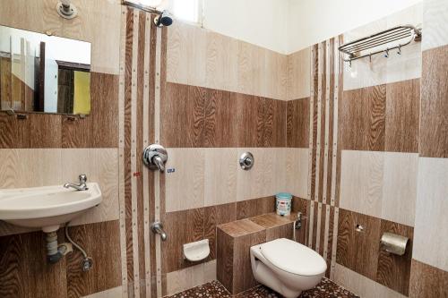 A bathroom at Hotel Omni Plaza