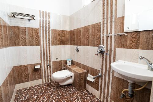 a bathroom with a toilet and a sink at Hotel Omni Plaza in Jodhpur