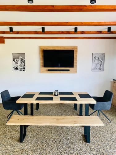TV a/nebo společenská místnost v ubytování Apartmán Dvorce