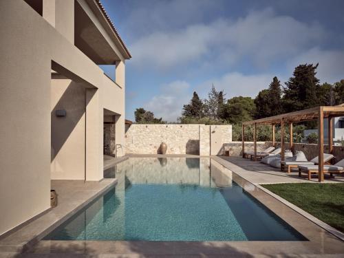ザキントスにあるCielo Luxury Villasの裏庭のスイミングプール