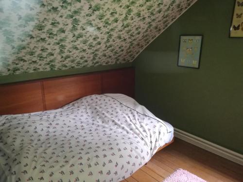 a small bed in a bedroom with a canopy at PROPRIETE BORDEE D'ETANGS, PROPICE A LA DETENTE in Florenville