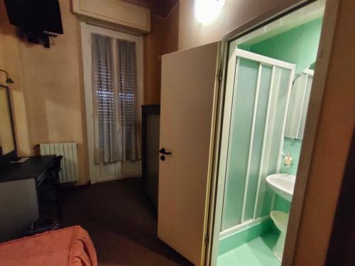 bagno con lavandino e porta a vetri di Hotel Ada a Milano
