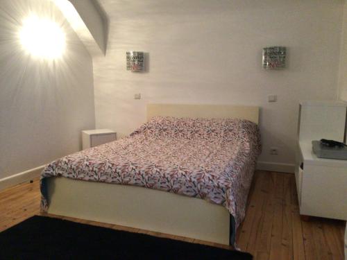 une petite chambre avec un lit dans une pièce dans l'établissement Le Clos Domenat 4, à Brive-la-Gaillarde