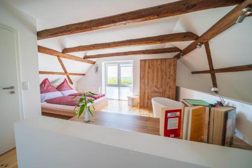 a room with a bed and a book shelf with books at Ferienhaus Teichblick und Turmblick, mit Kultur in Großzschepa, Nähe Leipzig in Großzschepa