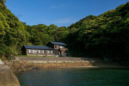 a house on the shore of a body of water at 佐世保VILLA青鹿Ur1 in Sasebo
