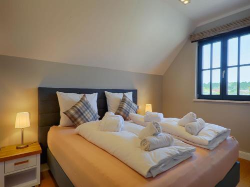 Voodi või voodid majutusasutuse Reetland am Meer - Superior Reetdachvilla mit 2 Schlafzimmern F24 toas