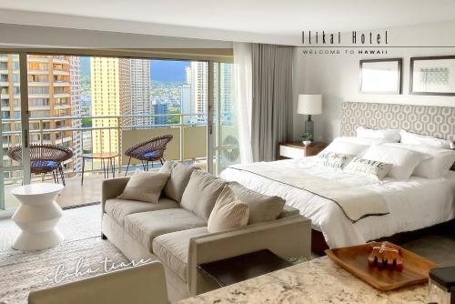 ein Schlafzimmer mit einem großen Bett und einem Sofa in der Unterkunft FREE PARKING Waikiki Luxury Ilikai Studio City View in Honolulu